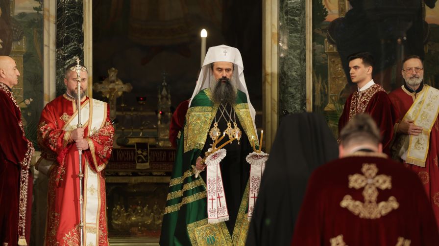 <p>Българският патриарх и Софийски митрополит Даниил възвести Христовото Възкресение и благослови българския народ пред катедралата &bdquo;Св. Александър Невски&ldquo; в София. Прозвучаха също Евангелието и тропарът за Възкресението, и възгласите: &bdquo;Христос воскресе - Воистину воскресе!&ldquo;</p>