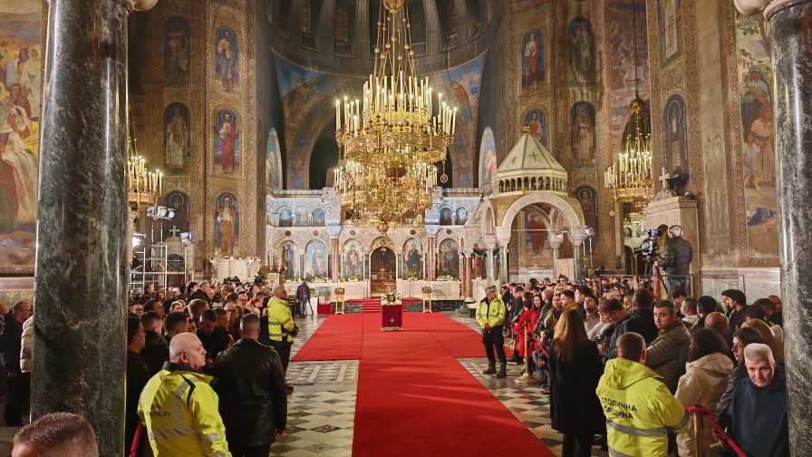 <p>Българският патриарх и Софийски митрополит Даниил възвести Христовото Възкресение и благослови българския народ пред катедралата &bdquo;Св. Александър Невски&ldquo; в София. Прозвучаха също Евангелието и тропарът за Възкресението, и възгласите: &bdquo;Христос воскресе - Воистину воскресе!&ldquo;</p>