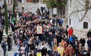 Вярващи от цялата стран поеха на шествие с чудотворната икона от Бачковския манастир