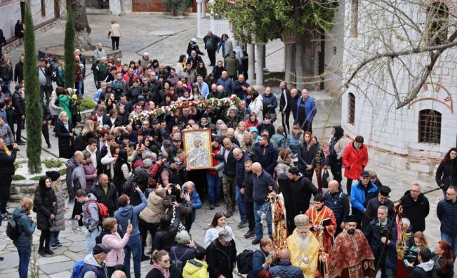 Вярващи от цялата страна поеха на шествие с чудотворната икона от Бачковския манастир