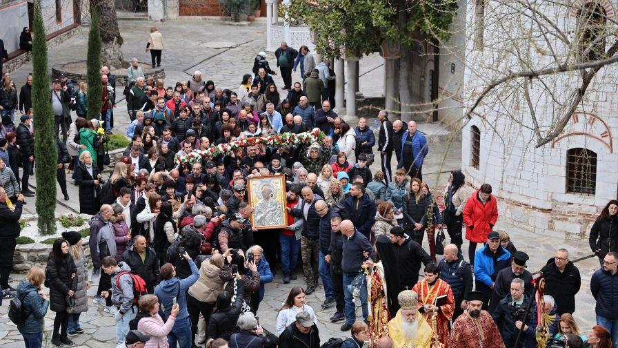 Вярващи от цялата страна поеха на шествие с чудотворната икона от Бачковския манастир