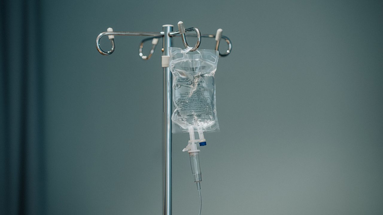 Абокати в салона за красота: Кой ни влива забранени „коктейли“ и защо е опасно