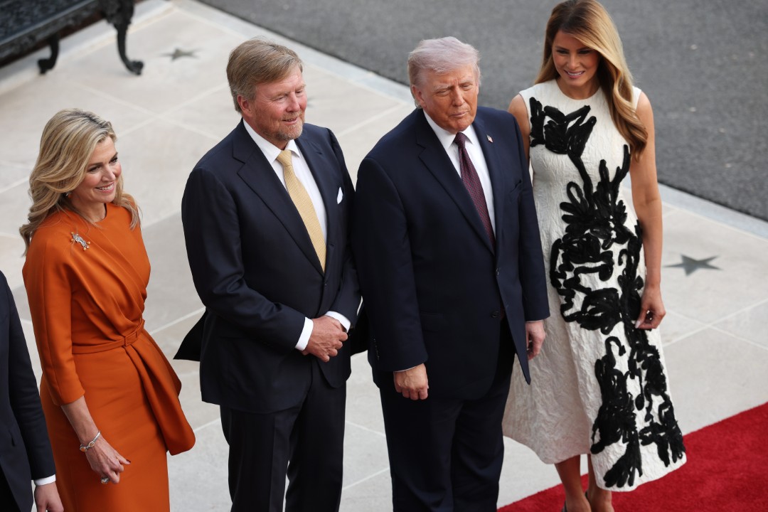 <p>Нидерландският крал Вилем-Александър сам пилотира самолета си до САЩ за работна визита при Доналд Тръмп. Срещата в Белия дом е прелюдия към очакваното в края на април историческо първо държавно посещение на британския монарх крал Чарлз III.</p>