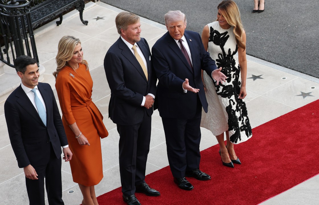 <p>Нидерландският крал Вилем-Александър сам пилотира самолета си до САЩ за работна визита при Доналд Тръмп. Срещата в Белия дом е прелюдия към очакваното в края на април историческо първо държавно посещение на британския монарх крал Чарлз III.</p>