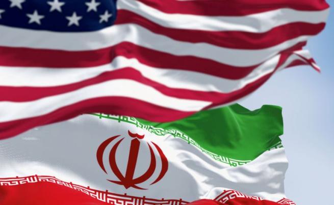 Намери ли начин Тръмп да срине Иран без бомби