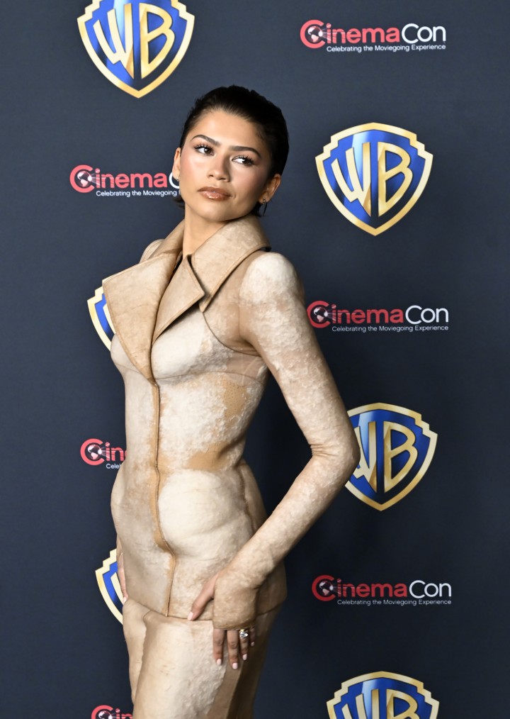 <p>Зендая заплени CinemaCon 2026 с визия на Schiaparelli, вдъхновена от &bdquo;Дюн 3&ldquo;. Актрисата сподели, че героинята ѝ Чани е по-зряла и изправена пред сурови изпитания. Премиерата на космическия епос с Тимъти Шаламе и Джейсън Момоа е на 18 декември.</p>