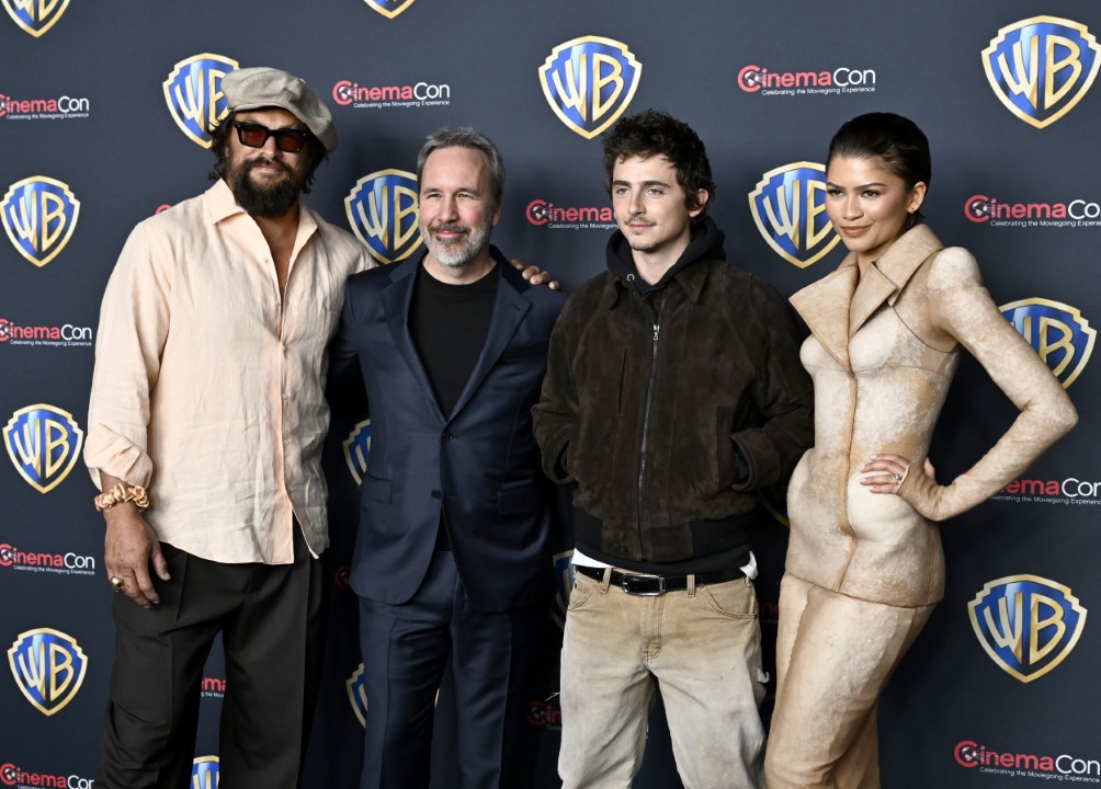 <p>Зендая заплени CinemaCon 2026 с визия на Schiaparelli, вдъхновена от &bdquo;Дюн 3&ldquo;. Актрисата сподели, че героинята ѝ Чани е по-зряла и изправена пред сурови изпитания. Премиерата на космическия епос с Тимъти Шаламе и Джейсън Момоа е на 18 декември.</p>