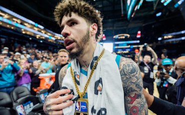 Глобиха звездата на Шарлът Хорнетс за нецензурен език