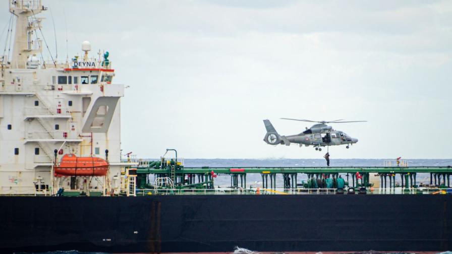 Франция освободи петролен танкер, свързван със "сенчестия флот"