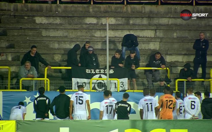 Феновете на Славия поискаха обяснение от футболистите след провала в Монтана