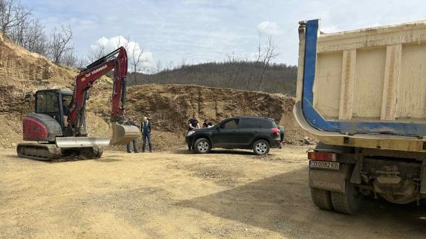 Спряха незаконна кариера край Трудовец