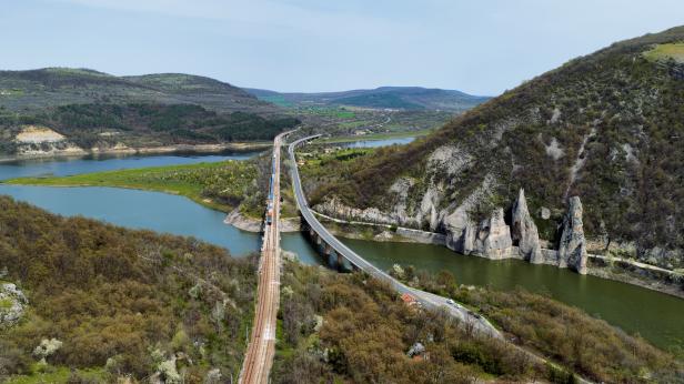 Дъждовете "съживиха" чудото на Чудните скали