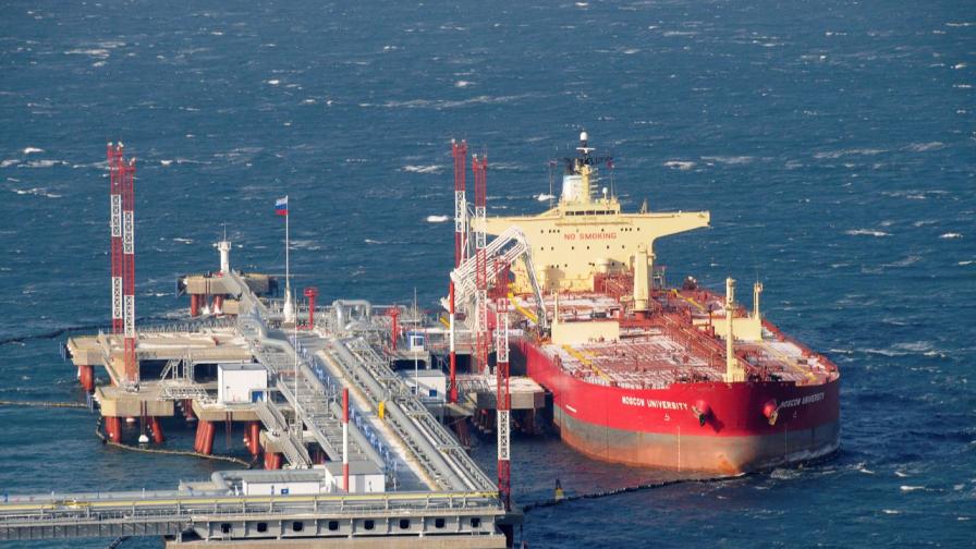 <p>Тръмп направи рязък завой -&nbsp;удължи изключението за руски петрол</p>