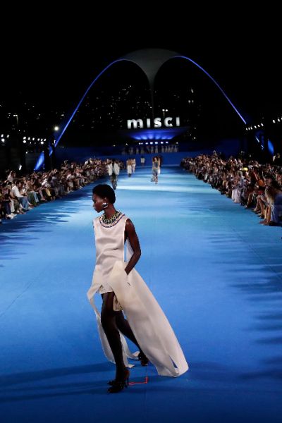 <p>Стартира Седмицата на модата в Рио де Жанейро. Събитието събра водещи дизайнери и привлече вниманието с модерни и смели визии, представящи актуалните тенденции в бразилската мода.</p>