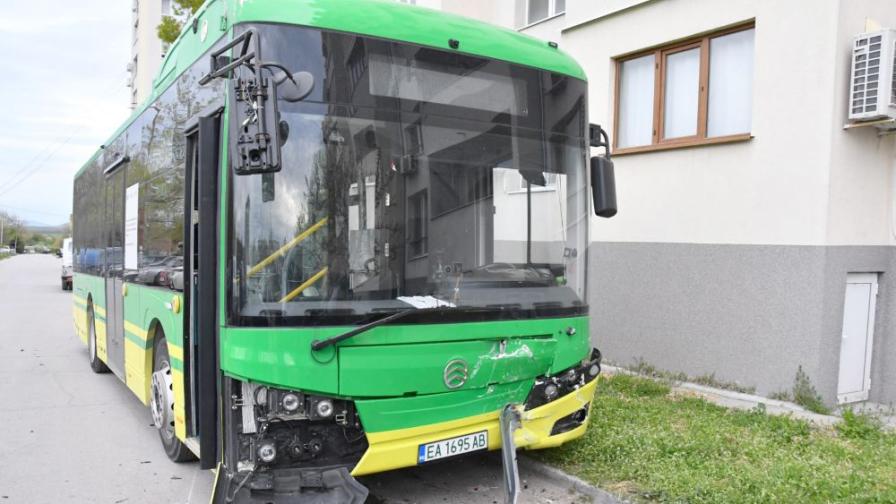 <p>Електрически автобус помете три автомобила в Хасково</p>