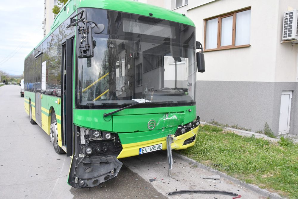 Електрически автобус помете три паркирани автомобила в Хасково