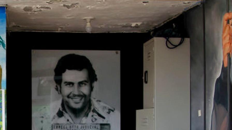 Истинската история зад легендарната полицейска снимка на Пабло Ескобар от 1976 г.