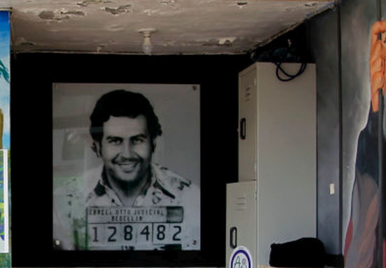 Истинската история зад легендарната полицейска снимка на Пабло Ескобар от 1976 г.