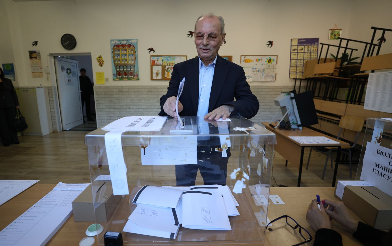 <p>Почетният председател на "Алианс за права и свободи" (АПС) Ахмед Доган гласува в 52 ОУ "Цанко Церковски".</p>