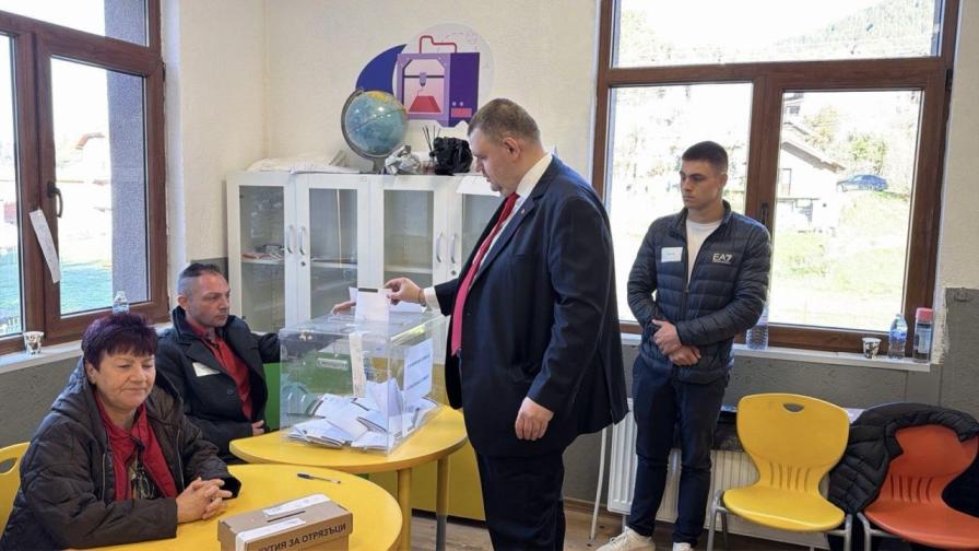 Пеевски упражни правото си на глас: Избрах държавата на хората