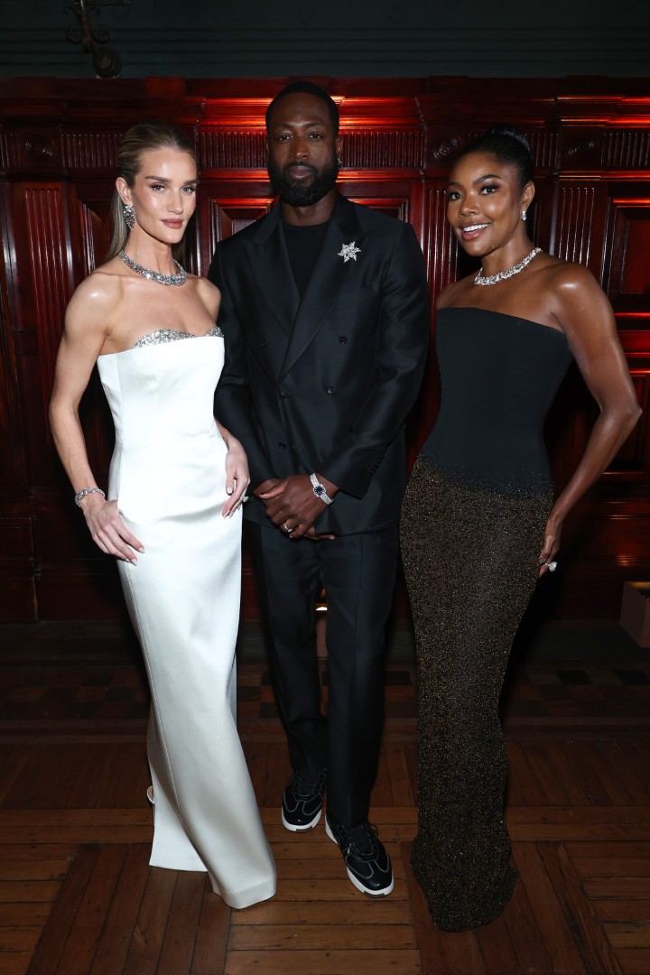 <p>Роузи Хънтингтън-Уайтли заслепи Ню Йорк на събитие на Tiffany &amp; Co. след луксозна семейна ваканция с Джейсън Стейтъм в Турция. Моделът сподели откровено за майчинството, баланса в отношенията им и защо двамата все още не бързат да вдигнат сватба</p>