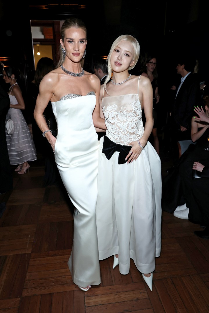 <p>Роузи Хънтингтън-Уайтли заслепи Ню Йорк на събитие на Tiffany &amp; Co. след луксозна семейна ваканция с Джейсън Стейтъм в Турция. Моделът сподели откровено за майчинството, баланса в отношенията им и защо двамата все още не бързат да вдигнат сватба</p>