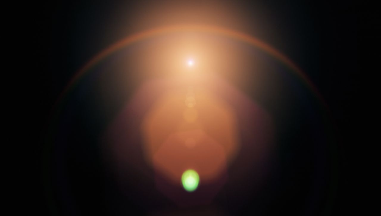 Светлинна мистерия над Европа: Русия изстреля военен сателит и вдигна полицията на крак