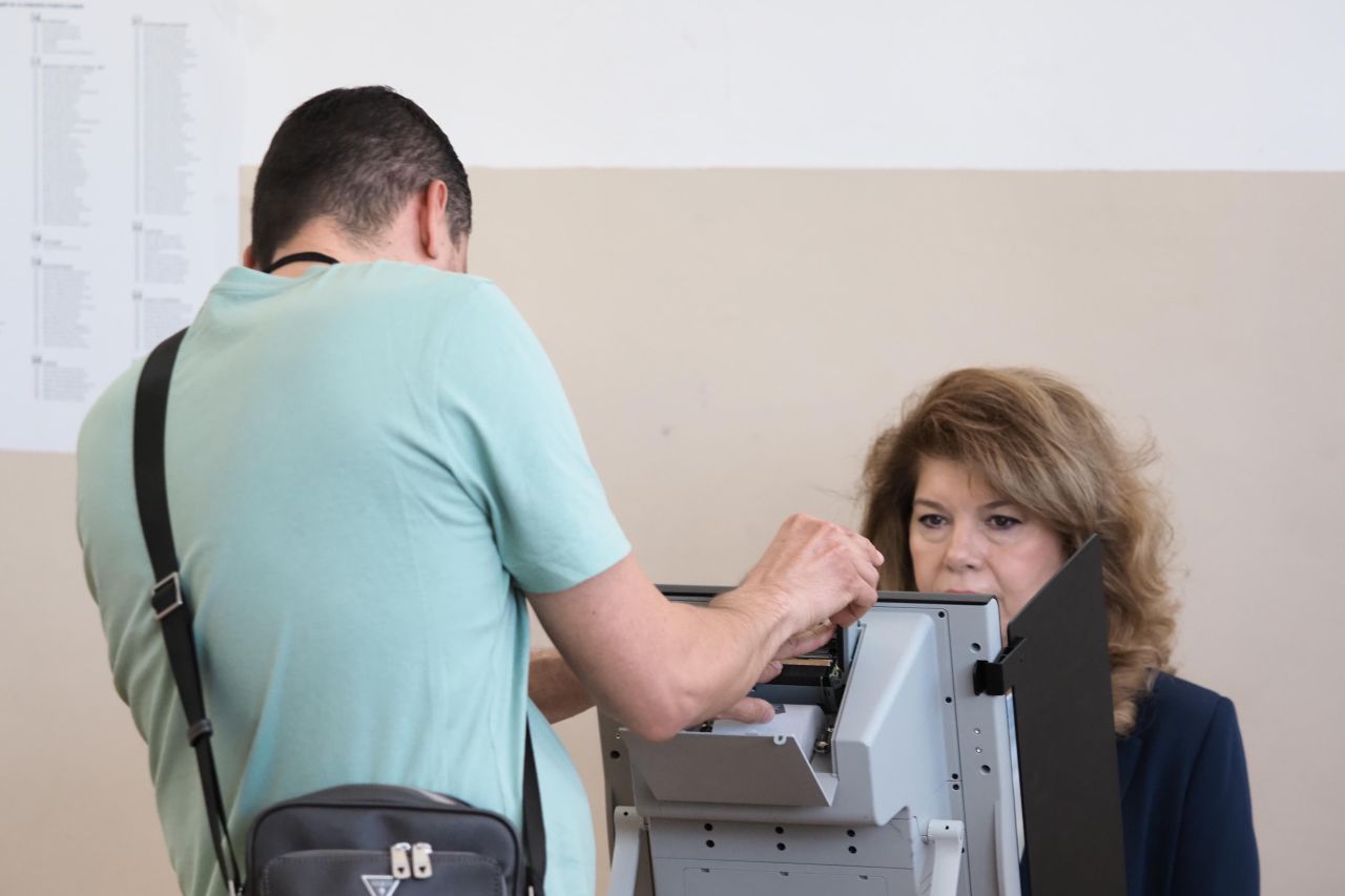 <p>Днес, 19 април, в Софийската професионална гимназия по електроника &bdquo;Джон Атанасов&ldquo; държавният глава Илияна Йотова (на снимката) упражни правото си на глас в предсрочните парламентарни избори за 52-то Народно събрание.</p>