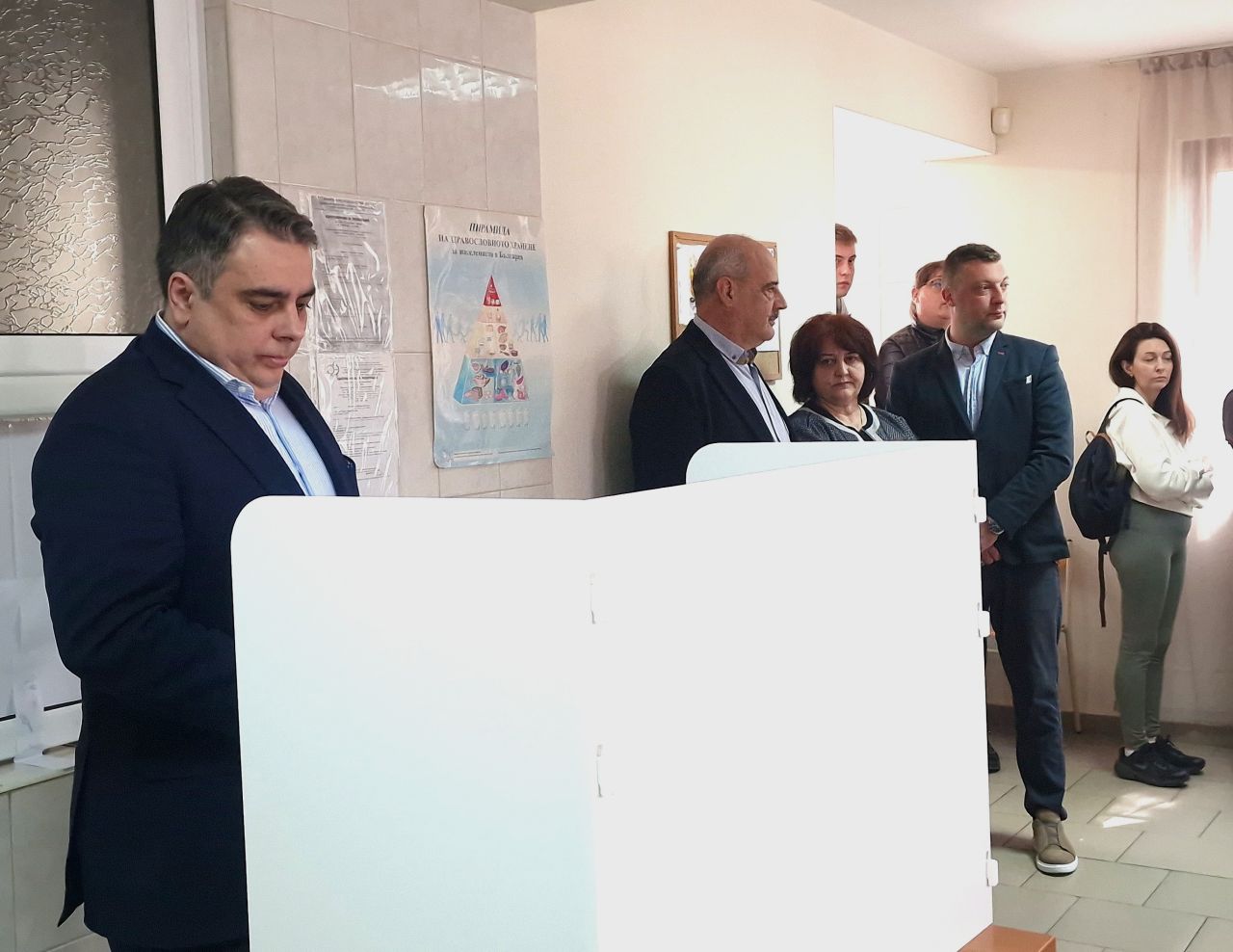 <p>Лидерът на коалиция &bdquo;Продължаваме промяната - Демократична България&ldquo; Асен Василев гласува в родния си град Хасково в 28 секция.</p>