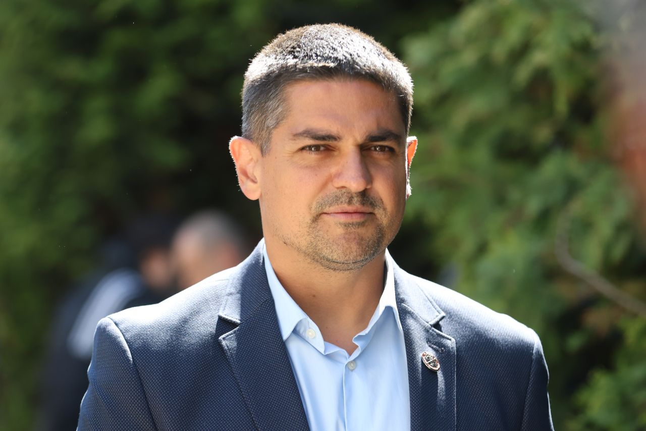 <p>Лидерът на МЕЧ Радостин Василев гласува на предсрочните парламентарни избори в Детска градина 175 "Слънчеви лъчи".</p>