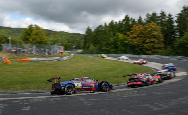 Трагедия на „Нюрбургринг“: Пилот загина във верижна катастрофа със седем коли