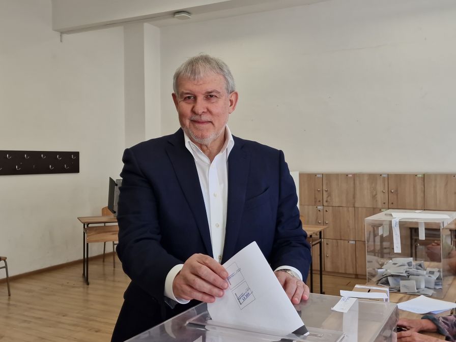 <p>Румен Христов упражни правото си на глас в Природо-математическата профилирана гимназия &bdquo;Климент Охридски&ldquo; в Монтана</p>