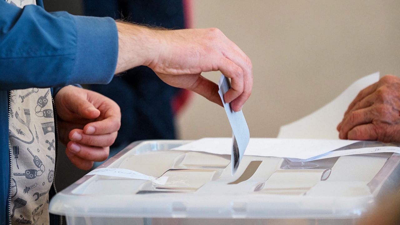 Куриоз: Член на СИК в Бургас разпечата урна с бюлетини