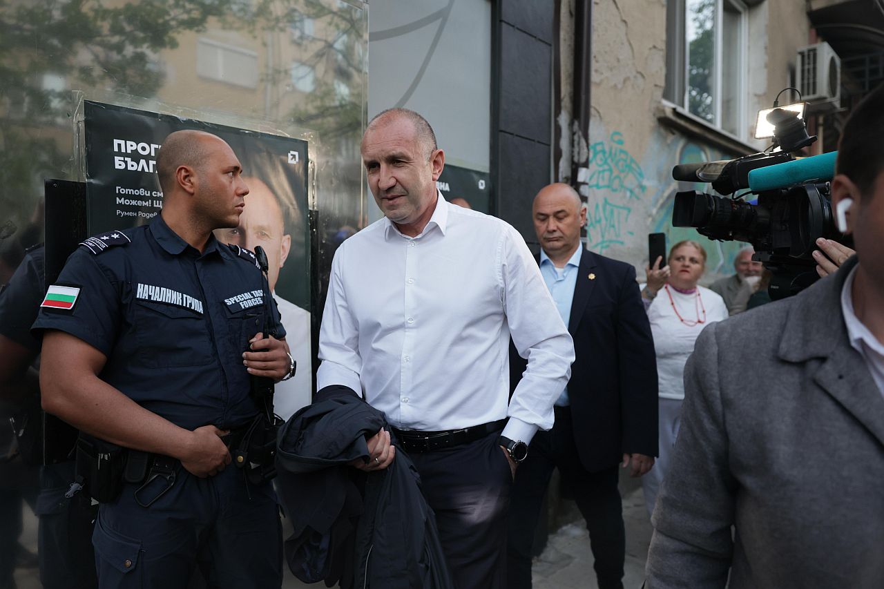 <p>Първите данни от екзитпол сочат убедителна победа за коалицията, водена от президента Румен Радев, "Прогресивна България". Първите думи на Радев, след обявените резултати, бяха: "Ще направим всичко възможно за да не ходим на нови избори".</p>