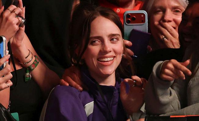 Джъстин Бийбър разплака Били Айлиш на Coachella, изпълни ѝ серенада