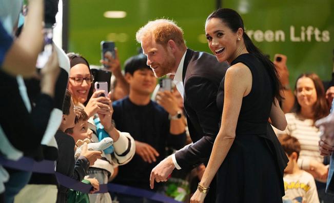 Меган Маркъл с „убийствен“ поглед към асистентка, докоснала принц Хари