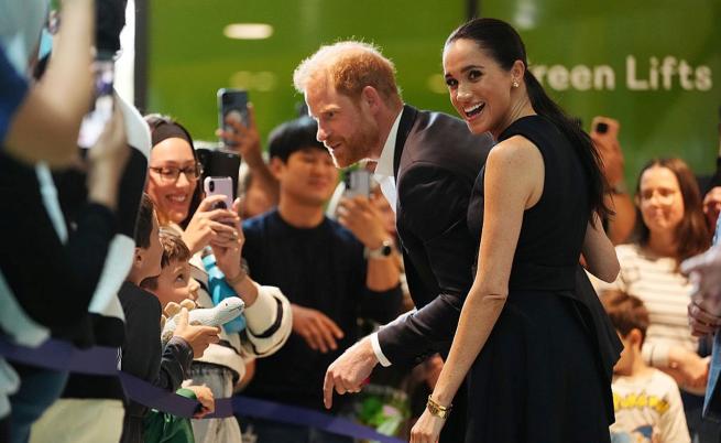 Меган Маркъл с „убийствен“ поглед към асистентка, докоснала принц Хари