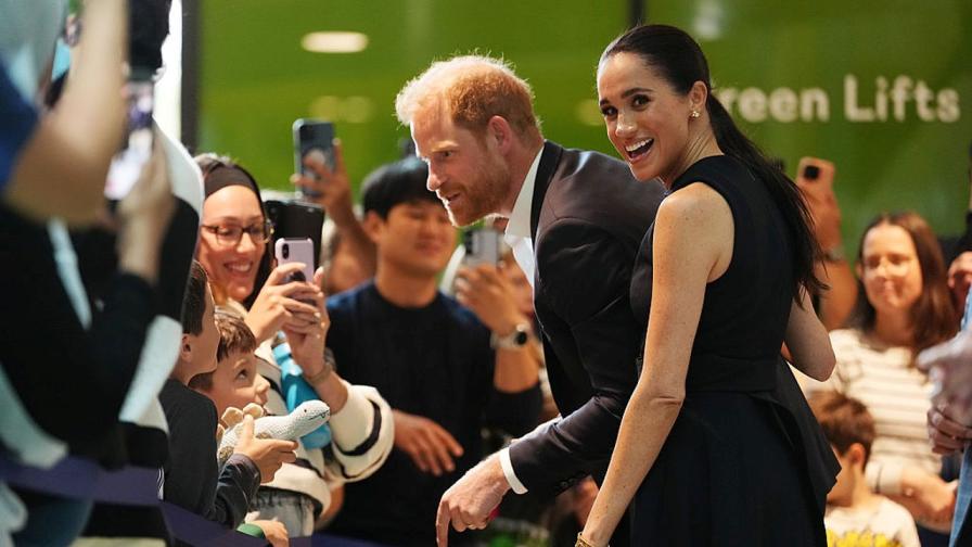 Меган Маркъл с „убийствен“ поглед към асистентка, докоснала принц Хари