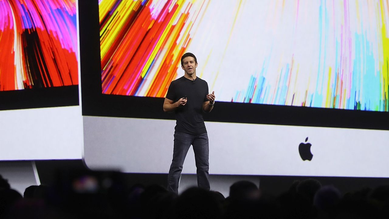 Кой е Джон Тернъс, следващият главен изпълнителен директор на Apple?