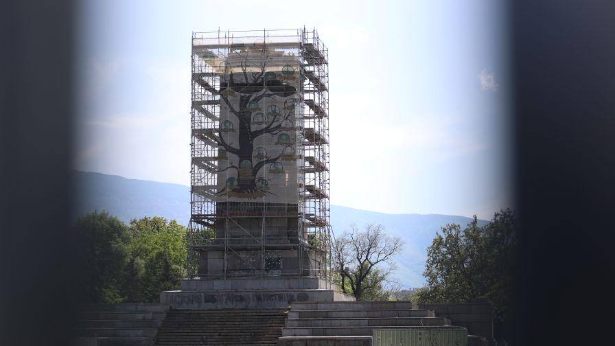 Демонтират скелето на Паметника на Съветската армия в парк „Княжеска градина“