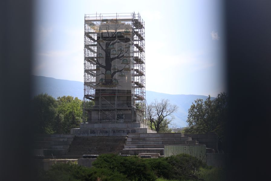 Демонтират скелето на Паметника на Съветската армия в парк „Княжеска градина“