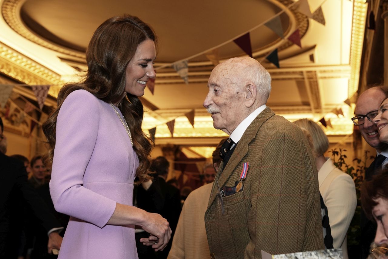 <p>Кралското семейство и специални гости се събраха в Бъкингамския дворец, за да почетат наследството и 100-годишнината от рождението на покойната кралица Елизабет II.</p>