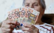 Хиляди пенсионери в Гърция чакат средно по 3000 евро със задна дата