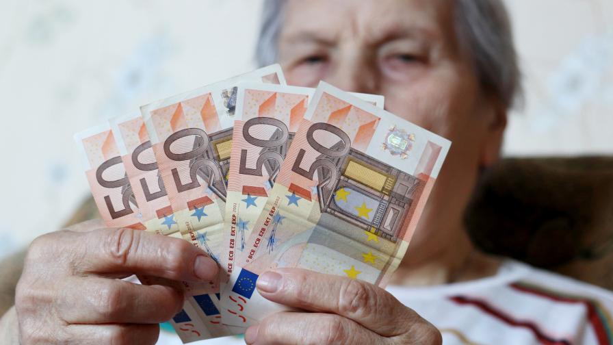 Хиляди пенсионери в Гърция чакат средно по 3000 евро със задна дата