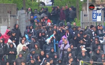 Десетки фенове  на Локо Пд изпълниха зоната за гости на 