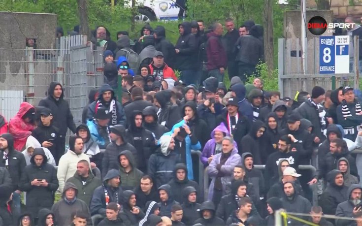 Десетки фенове  на Локо Пд изпълниха зоната за гости на 