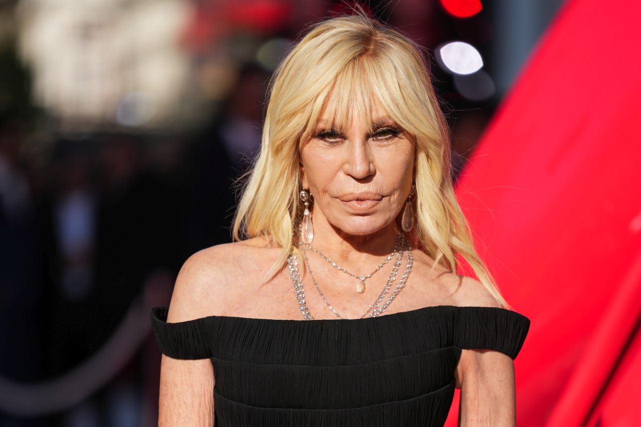 <p>Мерил Стрийп, Ан Хатауей и Емили Блънт превзеха Лондон за премиерата на &bdquo;Дяволът носи Прада 2&ldquo;, където към легендарния екип се присъедини и самата Донатела Версаче.</p>