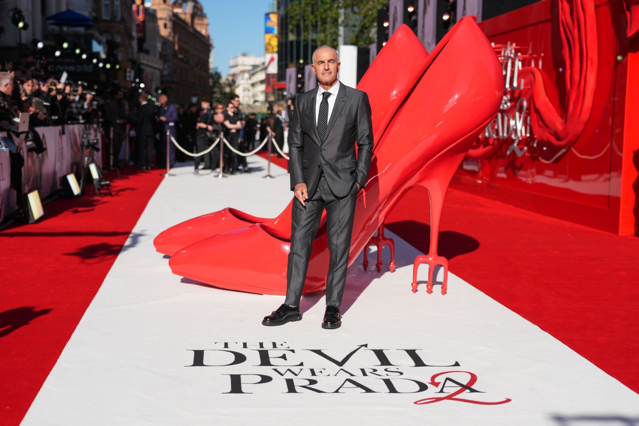 <p>Мерил Стрийп, Ан Хатауей и Емили Блънт превзеха Лондон за премиерата на &bdquo;Дяволът носи Прада 2&ldquo;, където към легендарния екип се присъедини и самата Донатела Версаче.</p>