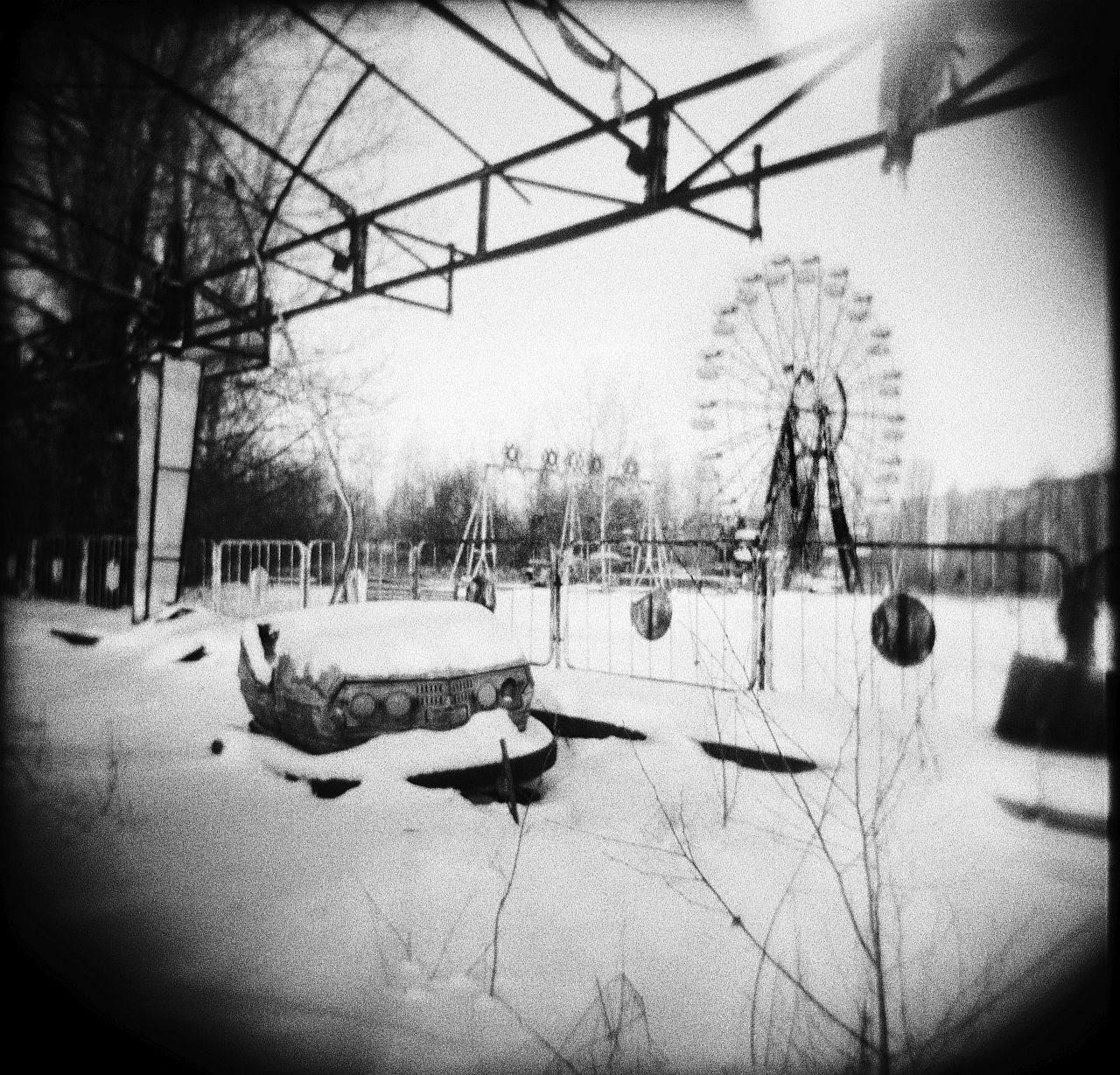 <p>На 26 април 1986 г. в 1:23 ч. реактор № 4 в Чернобилската атомна електроцентрала в Съветска Украйна експлодира, освобождавайки облак от радиоактивен материал, който се разнася над Европа и замърсява земя, обитавана от около пет милиона души в Украйна, Беларус и Русия. Четиридесет години по-късно все още се опитваме да разберем какво се е случило.</p>