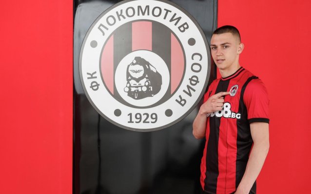 Юноша на Локомотив София подписа професионален договор с клуба